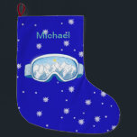 Skibrille mit Bergreflektion personalisiert Großer Weihnachtsstrumpf<br><div class="desc">Ski-Schluchten mit Bergreflektion. Ski-Brille und Snowflake-Muster auf blauem Hintergrund. Verspieltes Sport Winter Design.</div>