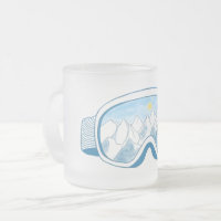 Skibrille mit Spiegelbild der Berge
