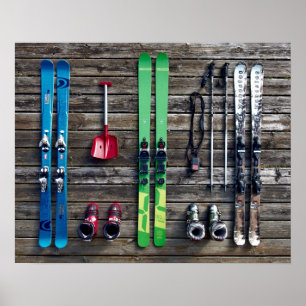 Skier, Stiefel, Skiausrüstung an der Wand aufgehän Poster