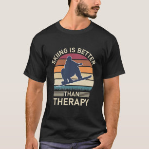 Skifahren ist besser als Therapie - Snowboarder T-Shirt