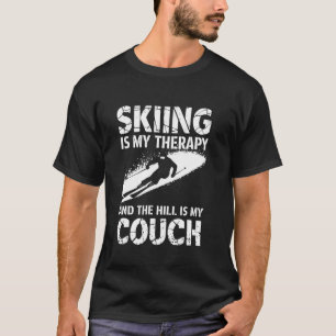 Skifahren ist meine Therapie und der Hügel ist vin T-Shirt