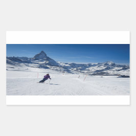 Skifahren mit Matterhorn in Zermatt, Schweiz Rechteckiger Aufkleber