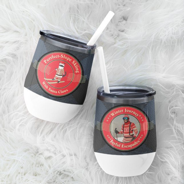 Skifahren mit Santa Claws Wasserflasche (The front and back of a Santa Claws water bottle are lined up.)