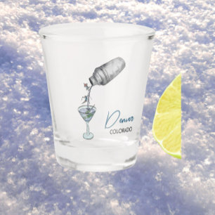 Skifahren und Martinis Schnapsglas