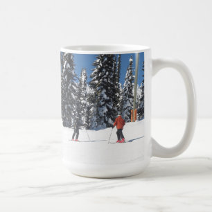 Skifahrer an einem schneebedeckten Hang Tasse