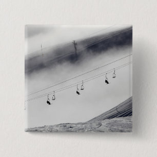 Skifahrer auf einem Sessellift Button