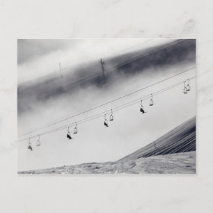 Skifahrer auf einem Sessellift Postkarte