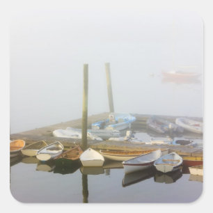 Skiffs und Morgennebel im Southwest Harbor, Quadratischer Aufkleber