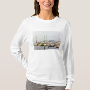 Skiffs und Morgennebel im Southwest Harbor, T-Shirt