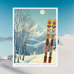 Skigebiet Bachelor Oregon Postkarte<br><div class="desc">Hallo aus den schneebedeckten Bergen des Berges Bachelor Oregon usa! Wir hoffen,  dass Sie einen wunderschönen Skiurlaub haben. Diese Postkarte zeigt eine wunderschöne,  blau-graue Berglandschaft mit Retro-Skischulen in orangefarbenem Stammesmuster. Alle Textsätze können an Ihren Anzug angepasst werden!</div>
