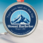 Skigebiet Mount Bachelor Oregon usa Ornament Aus Metall<br><div class="desc">Medaille / Ornament aus dem Bachelor Oregon usa mit einem wunderschönen blauen Berg mit sonniger Hintergrund und die Möglichkeit,  einen Berg oder Skiort Namen hinzuzufügen. Sie können es auch mit Ihrem Namen anpassen.</div>