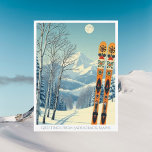 Skigebiet Saddleback Mountain Maine Postcard Postkarte<br><div class="desc">Hallo aus den schneebedeckten Bergen des Saddleback Mountain Maine! Wir hoffen,  dass Sie einen wunderschönen Skiurlaub haben. Diese Postkarte zeigt eine wunderschöne,  blau-graue Berglandschaft mit Retro-Skischulen in orangefarbenem Stammesmuster. Alle Textsätze können an Ihren Anzug angepasst werden!</div>