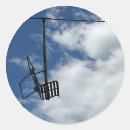 Skilift und Himmel Runder Aufkleber