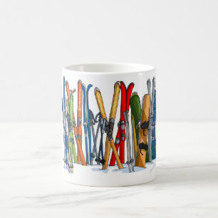 Skis und Snowboards im Schnee Tasse
