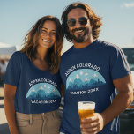 Skitour Custom Colorado Stadt Name Blauer Berg T-Shirt<br><div class="desc">Individuell abgestimmte T - Shirt für Ihren Skiurlaub in den Colorado Bergen während Ihres Winterurlaubs. Dieses coole Ski-Ausflugstee besticht durch einen niedlichen zeichn schneebedeckter Berge und eine blaue Landschaft. Ein großartiger T - Shirt für eine im Freien liebende Familie für ihre Naturexpedition.</div>
