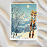 Skiurlaub Retro Val Thorens Frankreich Postkarte<br><div class="desc">Bonjour aus den schneebedeckten Bergen des Val Thorens,  Frankreich,  in Europa! Wir hoffen,  dass Sie einen wunderschönen Skiurlaub haben. Diese Postkarte zeigt eine wunderschöne,  blau-graue Berglandschaft mit Retro-Skischulen in orangefarbenem Stammesmuster. Alle Textsätze können an Ihren Anzug angepasst werden!</div>