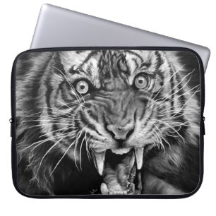 Skizze eines wilden Tigers in Schwarzweiß Laptopschutzhülle
