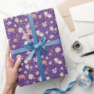 Skizzierte Blumen auf Dunkelviolett Geschenkpapier