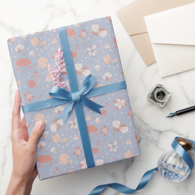 Skizzierte Blumen auf Hellblau Geschenkpapier (Schenken)