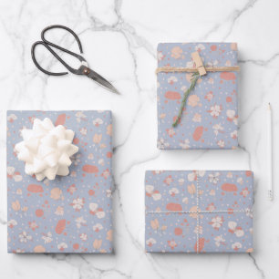 Skizzierte Blumen auf Hellblau Geschenkpapier Set