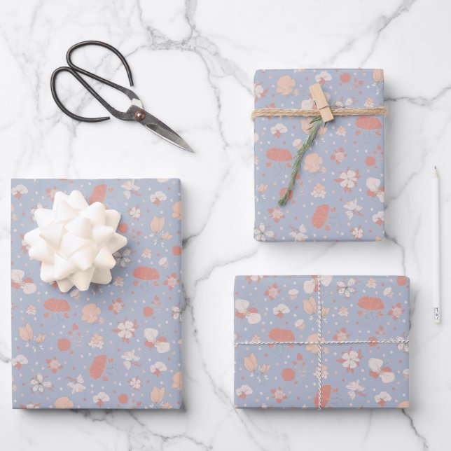 Skizzierte Blumen auf Hellblau Geschenkpapier Set (Vorderseite)