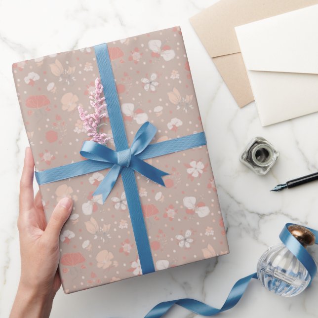 Skizzierte Blumen auf Hellbraun Geschenkpapier (Schenken)