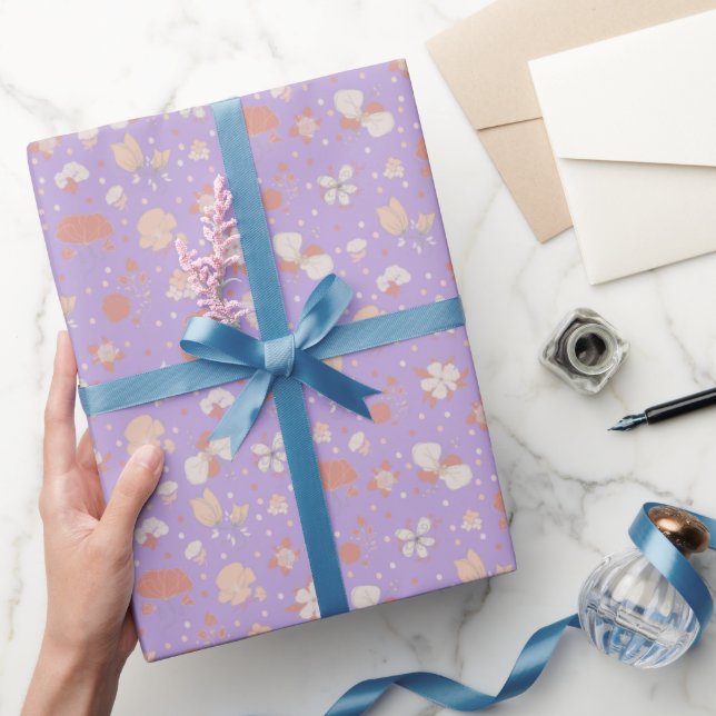 Skizzierte Blumen auf Helllila Geschenkpapier (Schenken)