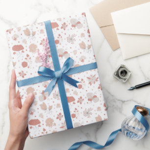Skizzierte Blumen auf Weiß Geschenkpapier