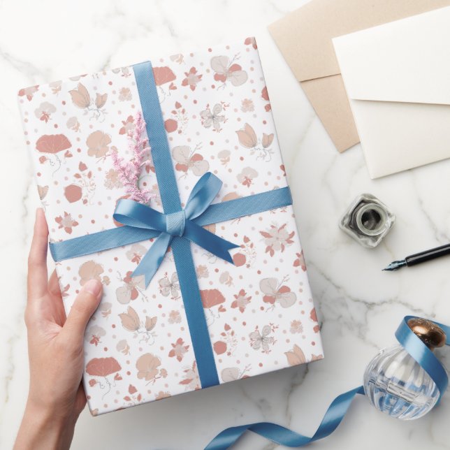 Skizzierte Blumen auf Weiß Geschenkpapier (Schenken)