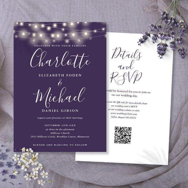 Skript-Lila QR-Code Hochfahren Einladung (String Lights Script Purple QR Code Wedding Invitation)