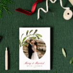 Skript & Mistletoe Merry & Verheiratetes Foto Feiertagskarte<br><div class="desc">Eine wunderschöne Urlaubskarte, die als verheiratetes Ehepaar Ihr erstes Weihnachtsfest feiert. Das Design hat Ihr Lieblings-Foto in einer kreisförmigen Blende mit einem Aquarellarm von mistletoe verziert. Personalisieren Sie die Überschrift des roten kursiven Skriptes und melden Sie sich in dunkelgrün an. Auf der anderen Seite ist ein Muster von Aquarellmücken Äste....</div>