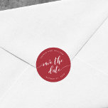 Skript Save the Date bearbeiten ändern Runder Aufkleber<br><div class="desc">Stilvolle Save the Date Aufkleber mit den Worten "Save the Date" in einem entspannenden kursiven Skript in Weiß vor einer bearbeitbaren Hintergrundfarbe (klicken Sie auf Anpassen, um zu erreichen). Personalisieren Sie es, indem Sie den Platzhalter-Text ersetzen. Für weitere Optionen, wie zum Beispiel den Schriftart zu ändern und ihn zu verändern,...</div>