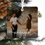 Skript Verlobtes Foto Keepake-Geschenk Ornament Aus Metall<br><div class="desc">Design besteht aus lustiger und eleganter Typografie mit Skript und sans Schriftart. Einfach Namen/s anpassen,  Jahr und ein Lieblingsfoto hochladen!</div>