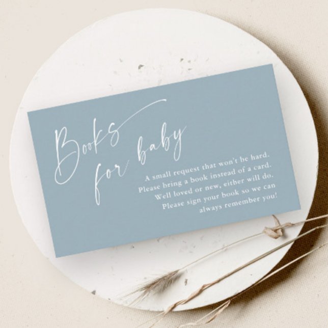 Skriptbücher für Baby Boys Baby Dusche Begleitkarte (Modern script dusty blue boys baby shower books for baby enclosure card.)