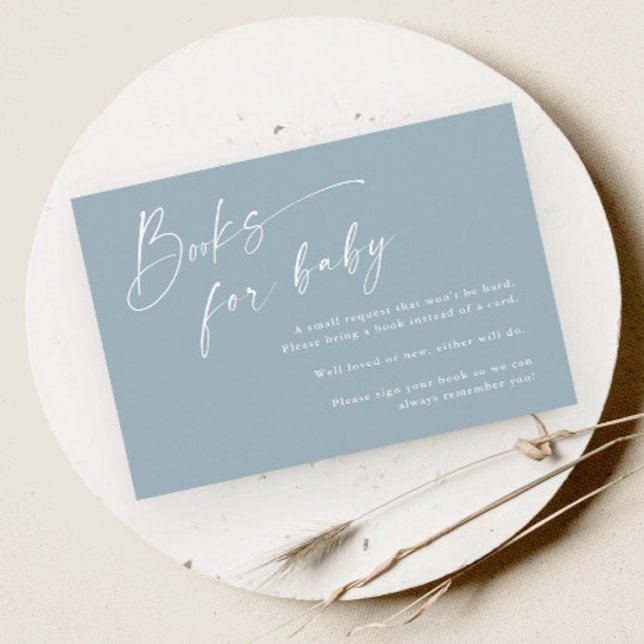 Skriptbücher für Baby Boys Baby Dusche Begleitkarte (Modern script dusty blue boys baby shower books for baby enclosure card.)