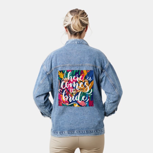 Skriptkalligraphie Hier kommt die Brautblüte Jeansjacke (Modell)