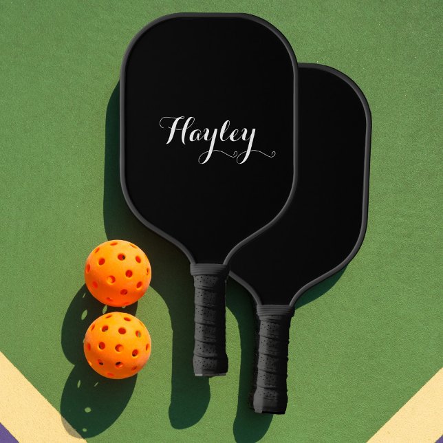 Skriptmonogramm schwarz pickleball schläger (Chic black pickleball paddle with white text customized with a woman's name in elegant script font)