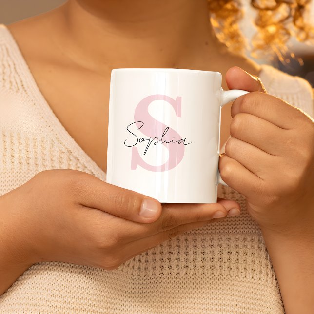 Skriptname mit rosa Monogramm personalisiert Kaffeetasse (Von Creator hochgeladen)