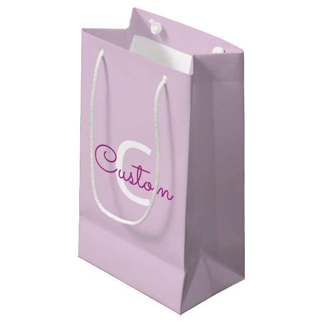 Skriptname & Monogramm | Magenta & Helllila Kleine Geschenktüte (Vorderseite Schrägansicht)