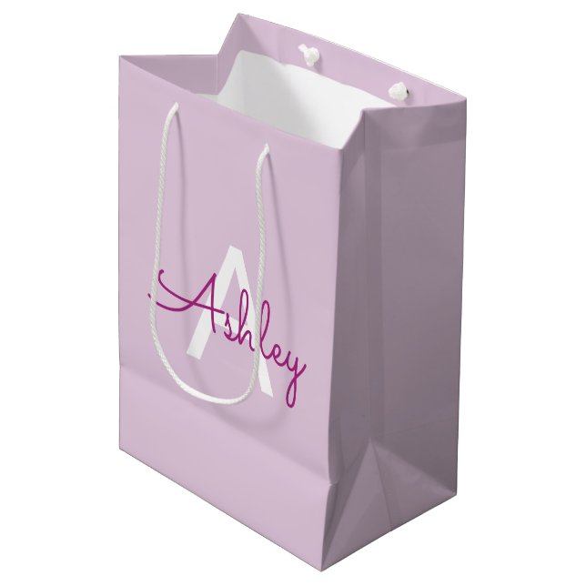 Skriptname & Monogramm | Magenta & Helllila Mittlere Geschenktüte (Vorderseite Schrägansicht)