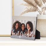 Skriptüberlagertes Foto für beste Freunde Fotoplatte<br><div class="desc">Behalt dir die ganze Zeit an deiner Seite deine Leidenschaft! Die hübsch schicke Foto-Plakette bietet Ihr beliebtes,  horizontal oder landschaftlich orientiertes Foto mit "besten Freunden" als weißes Textüberlagerungsstück in handgeschriebenem Kalligraphieskript.</div>