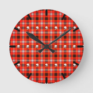 Skull and Crossbones Red and Black Plaid Runde Wanduhr