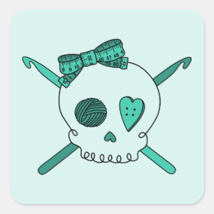 Skull & Crochet Hooks (türkisfarbener Hintergrund) Quadratischer Aufkleber