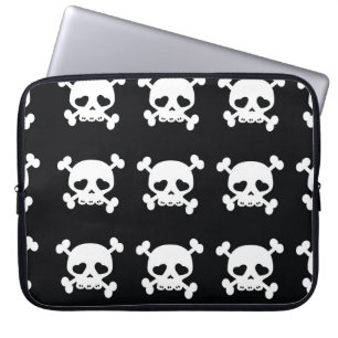 Skull Crossbones: Schwarz-Weiß Muster. Laptopschutzhülle
