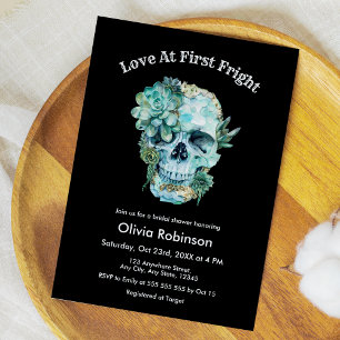 Skull-Liebe im First Fright Halloween-Brautparty Einladung