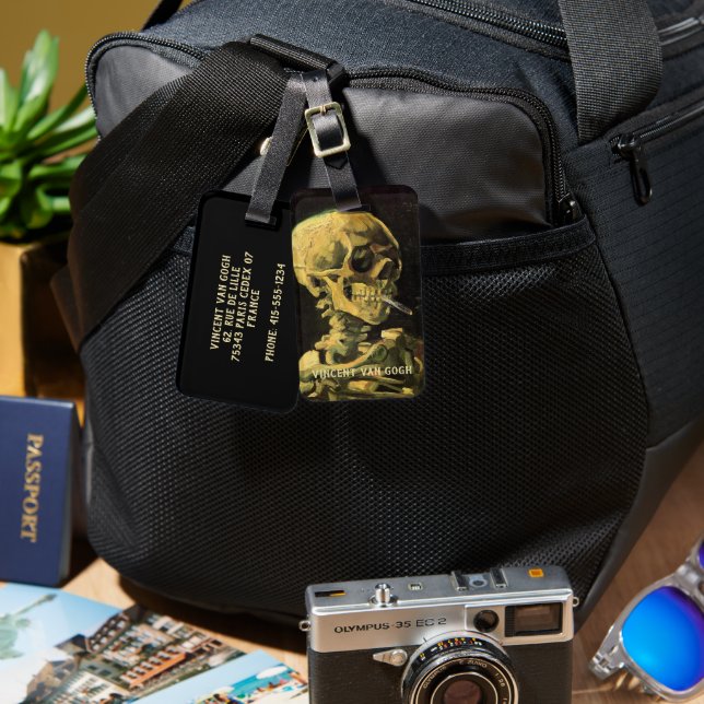 Skull mit brennender Zigarette von Vincent van Gog Gepäckanhänger (Vorderseite & Rückseite)