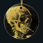 Skull mit brennender Zigarette von Vincent van Gog Keramikornament<br><div class="desc">Skull with Burning Cigarette von Vincent van Gogh ist ein Vintager Post-Impressionismus der Kunst noch Leben Malerei. Ein Portrait über das Rauchen des menschlichen Skeletts. Ein tolles Bild für Raucher-Produkte. Rauchen tötet jedes Jahr 1000 Menschen, hilft jemandem, heute mit dem Rauchen aufzuhören. Ein tolles Bild für Halloween oder Día de...</div>