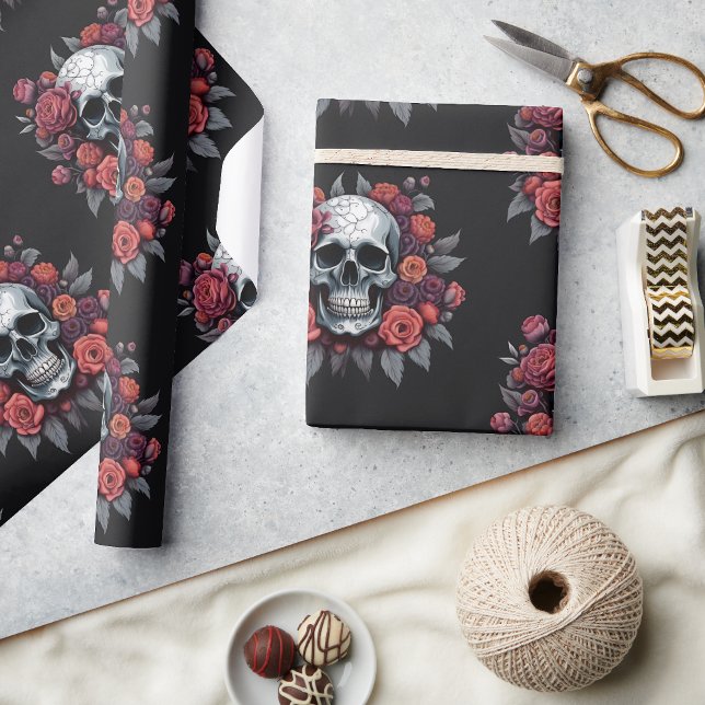 Skull mit Rose Gothic Halloween Wrapping Paper Geschenkpapier (🌹 Elegance in Darkness: Gothic Halloween Wrapping Paper! 👻)
