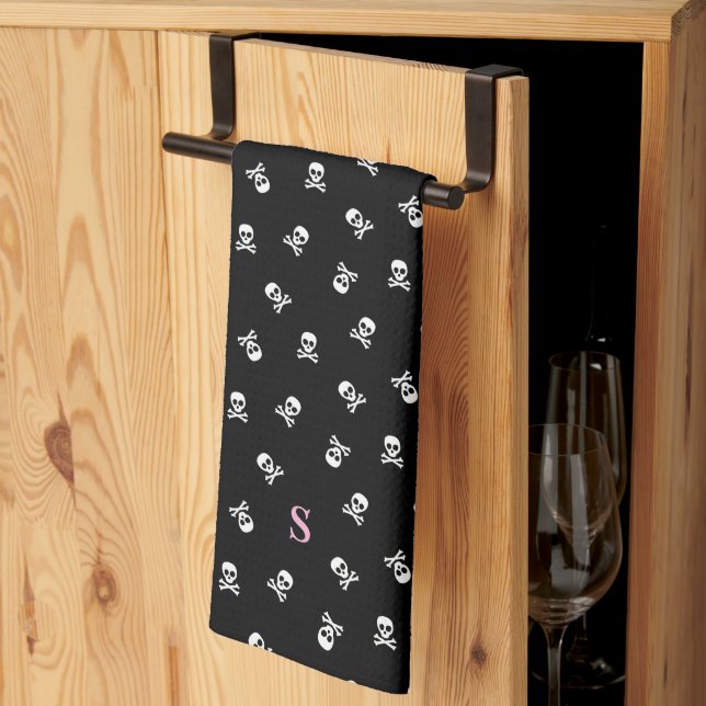 Skull und Crossbones Mit Monogramm Halloween Geschirrtuch (Drittel gefaltet)