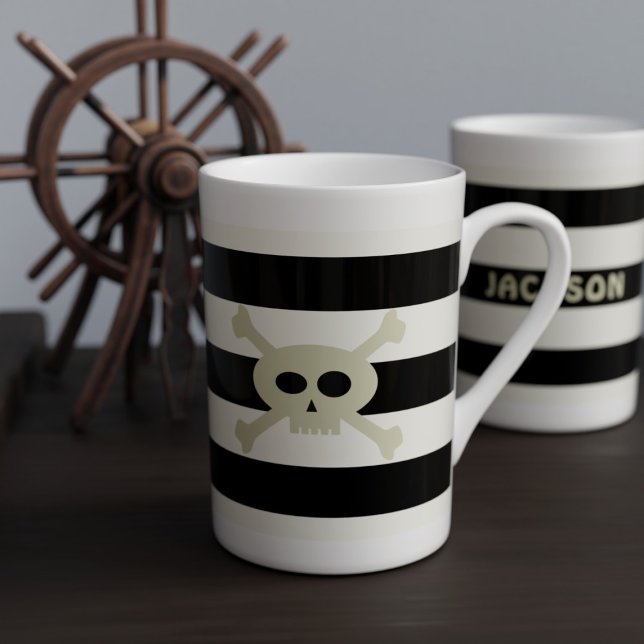 Skull und Crossbones Pirate Stripte Knochen China  Prozellantasse (Ahoy! Add your name to this cute pirate stripe bone china mug and set sail for great coffee (or tea))